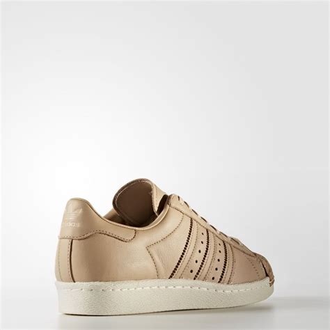 Trage deine neuen Superstar Schuhe 